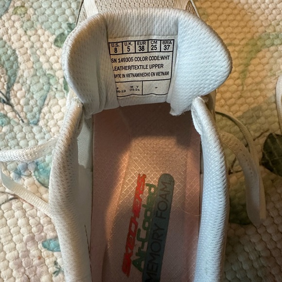 Sketchers Sneakers 👟 - Picture 3 of 3